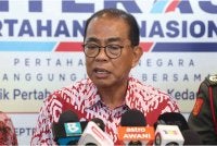 Mohamed Khaled mengadakan sidang media selepas Program Peluncuran Literasi Pertahanan Nasional bertempat di SICC pada Sabtu. - FOTO: Bernama