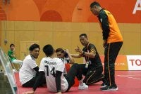 Ahmad Jais (dua dari kanan) menjadi antara nadi penting kejayaan Malaysia mengakhiri kemarau 36 tahun emas acara regu berpasukan Sukan Asia. Foto: Bernama