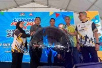 Mohd Azlan (tengah) ketika menyempurnakan COMME Fest 2026 x Kempen Internet Selamat di Dewan Dato’ Azman Mahalan, Kuala Dipang pada Sabtu.