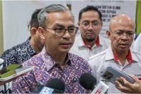 Fahmi menjawab pertanyaan media selepas meninjau pelaksanaan inisiatif PERSADA di Klinik Kesihatan Padang Besar pada Sabtu. - FOTO: Bernama