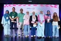 Firdaus (empat dari kanan) bersama pemilik syarikat penerbitan yang menjadi rakan strategik penganjuran Festival Novel Malaysia di Kompleks Karangkraf.