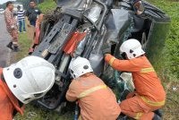 Pasukan bomba cuba mengeluarkan mangsa yang terlibat dalam kemalangan di Simpang 4 Kalumpang, Semporna.