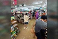 Orang ramai mendapatkan barangan keperluan ketika banjir kian meluas di Bangkok. Foto: Agensi