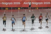 Danish (kiri) melakukan catatan 20.76s dalam saingan separuh akhir saringan pertama 200m untuk menempah slot final di Stadium Nagoya City Mizuho Park Athletic. Foto: Bernama.
