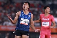 Puripol (kiri) beri semangat kepada Azeem untuk bangkit lebih kuat. Foto: AFP.
