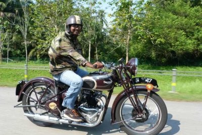 Abbas menunggang Triumph speed twin 5T keluaran 1939, salah satu motosikal klasik kesayangannya.