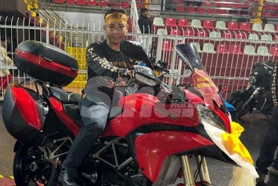 Firdaus Syafiq bergambar di atas motosikal berkuasa tinggi dimenanginya.
