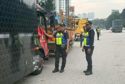JPJ melaksanakan Operasi Bersepadu bersama AADK di Plaza Tol Duta baru-baru ini. Foto: JPJ Kuala Lumpur