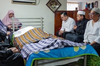 Steven ketika hadir memberikan penghormatan terakhir di kediaman Allahyarham Idrus