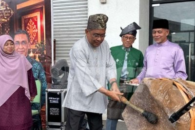 Takiyuddin menyempurnakan simbolik perasmian Karnival Cakna Rakyat DUN Bunut Payung di Lembah Sireh pada Sabtu.