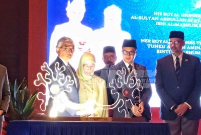 Al-Sultan Abdullah (kiri) dan Tunku Azizah berkenan Kongres Neurosurgeri Antarabangsa 2026 di sebuah hotel di Kuantan pada Sabtu.