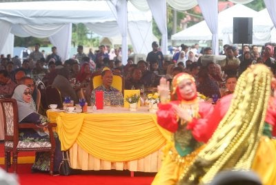 Sultan Kedah berkenan turun padang ke Majlis Jamuan Rakyat sempena Sambutan Ulang Tahun Hari Keputeraan ke-84 baginda di Sekolah Kebangsaan Jeniang (Pusat) pada Sabtu.