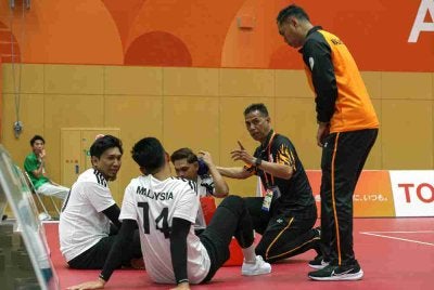 Ahmad Jais (dua dari kanan) menjadi antara nadi penting kejayaan Malaysia mengakhiri kemarau 36 tahun emas acara regu berpasukan Sukan Asia. Foto: Bernama