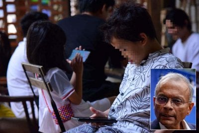 Dr Rajen (gambar kecil) berkata, ramai ibu bapa mengambil jalan mudah dengan memberikan gajet untuk membuatkan anak senyap namun akibatnya mereka menjadi ketagih dan merana. Foto hiasan