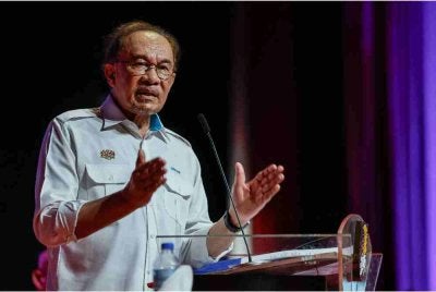 Perdana Menteri Datuk Seri Anwar Ibrahim menyampaikan ucapan pada Majlis Himpunan Mesra Alumni Universiti Teknologi MARA (UiTM) di Dewan Agung Tuanku Canselor, UiTM Shah Alam pada Sabtu.Foto Bernama