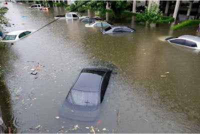 Hujan lebat berterusan yang menyebabkan banjir, gangguan lalu lintas serta menjejaskan kehidupan harian penduduk di ibu negara Thailand itu. Foto AFP