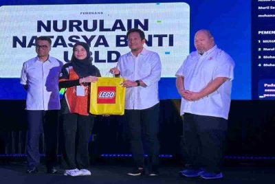 Mohd Najwan (dua dari kanan) menyampaikan hadiah cabutan bertuah kepada salah seorang pemenang sempena Majlis Perasmian Konvensyen Belia Negeri Selangor di Dewan Raja Muda Musa, Seksyen 7, pada Sabtu.