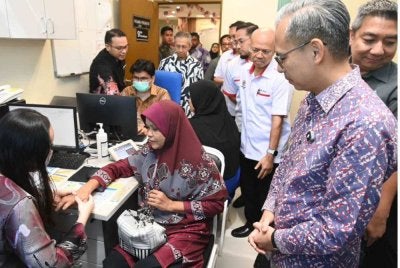 Fahmi (kanan) melawat FahKlinik Kesihatan Padang Besar, Perlis pada Sabtu.