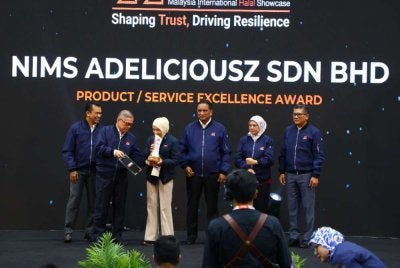 NIMS Adeliciousz Sdn Bhd menerima Anugerah Kecemerlangan Produk/Perkhidmatan sempena MIHAS 2026 yang berlangsung di MITEC Kuala Lumpur.