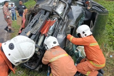 Pasukan bomba cuba mengeluarkan mangsa yang terlibat dalam kemalangan di Simpang 4 Kalumpang, Semporna.