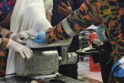 Anggota bomba menjalankan operasi menyelamat bagi mengeluarkan tangan mangsa yang tersepit dalam mesin pengisar daging di sebuah kilang pemprosesan ayam, di Bercham, Ipoh pada Sabtu. Foto JBPM Perak 