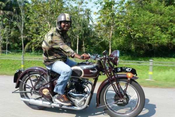 Abbas menunggang Triumph speed twin 5T keluaran 1939, salah satu motosikal klasik kesayangannya.