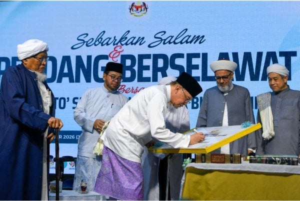 Anwar menandatangani plak perasmian pada Majlis Maulid Akhbar Pendang di Pondok Mujamma' Ibn Sunni Al-Talaqqi (Mushtaq). Foto Bernama