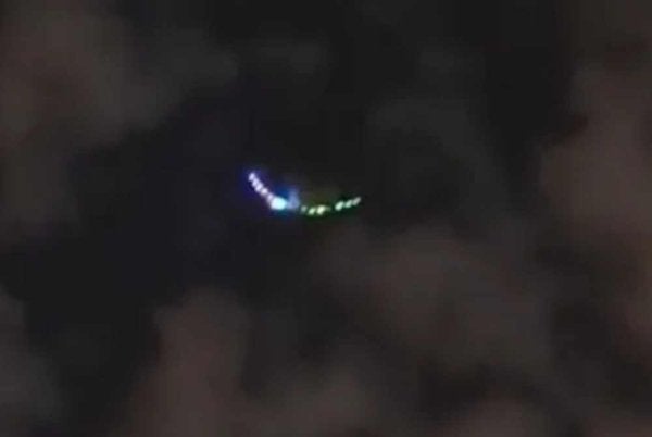 Imej objek misteri yang berjaya dirakam oleh satu individu di Teheran. 