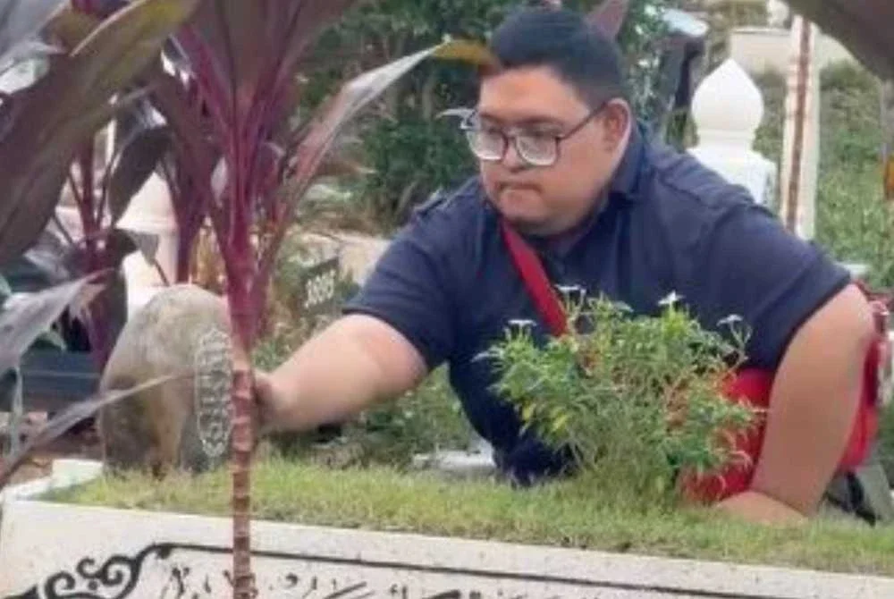 Momen menyentuh hati itu dirakam Rose Maria ketika berada di tanah perkuburan beberapa hari lalu.