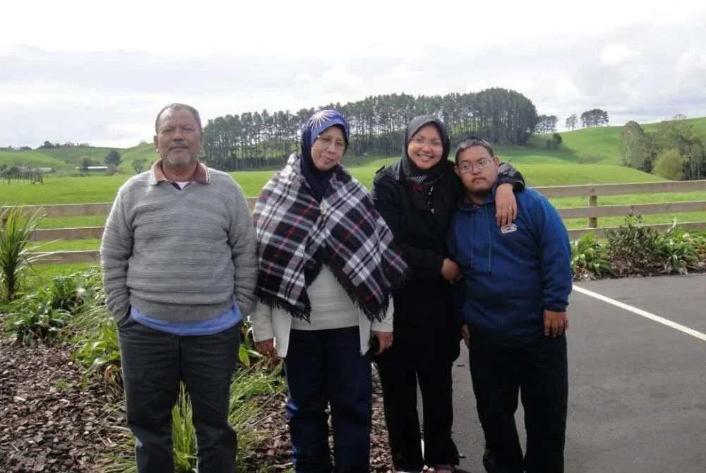 Kenangan Faez, Rose Maria (dua dari kanan) bersama ibunya, Padilah Baba dan bapa, Allahyarham Masor.