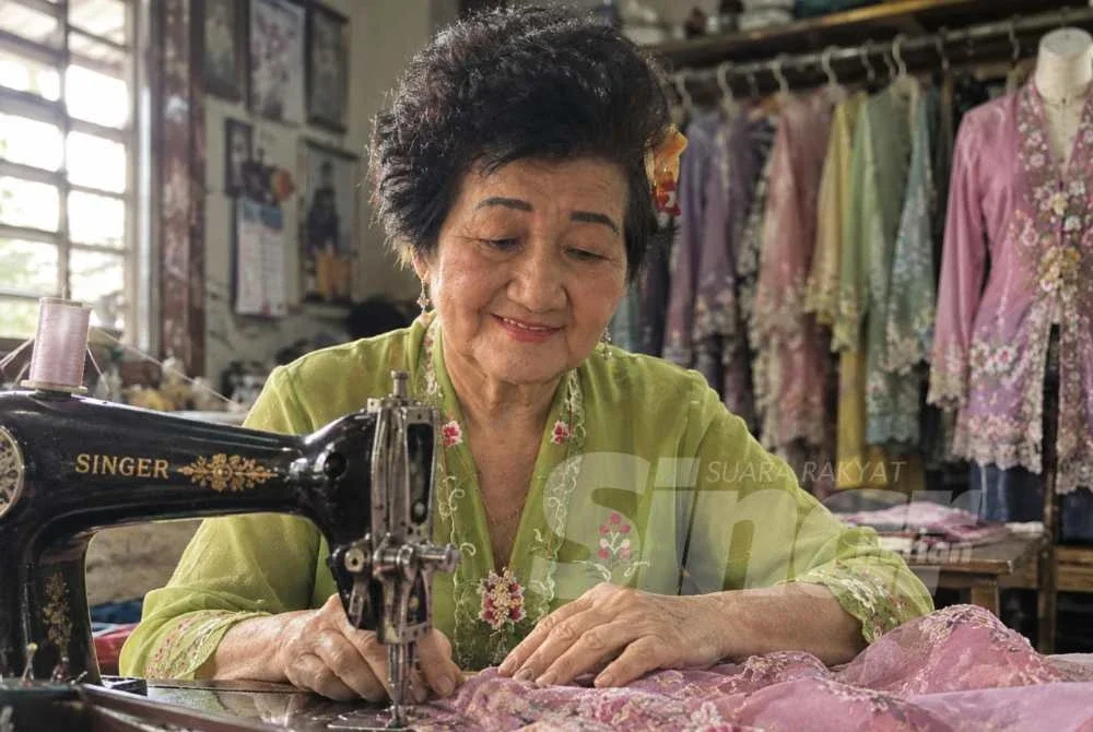 Mek Yong yang menjahit kebaya dan sulam satu ketika dulu. Foto: SINAR HARIAN/ADILA SHARINNI WAHID