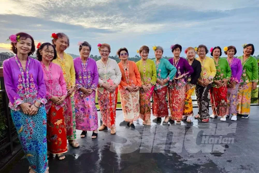 Mek Yong (enam dari kanan) yang bersama-sama dengan wanita dari peranakan Cina Kelantan. Foto: SINAR HARIAN/ADILA SHARINNI WAHID