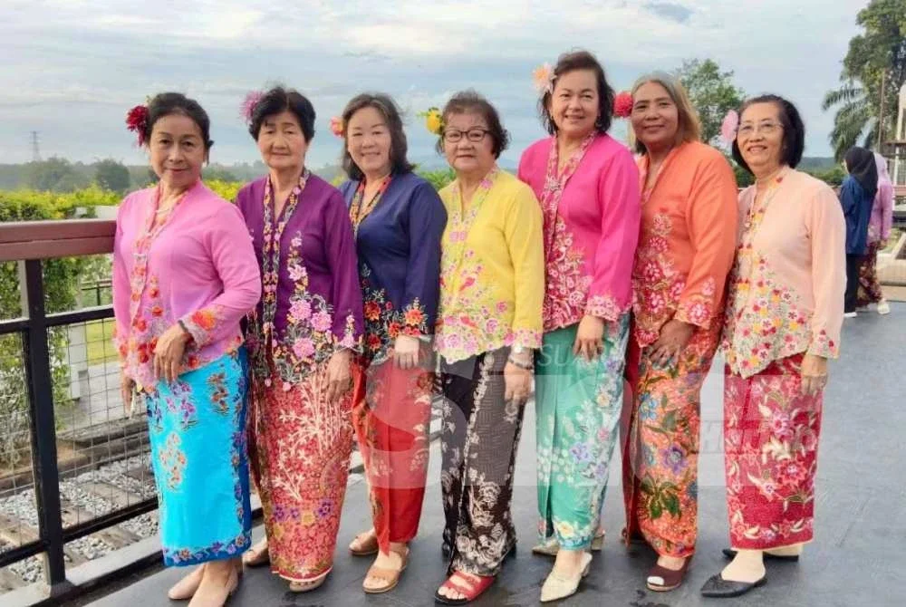 Pemakaian kebaya juga diserikan dengan bunga hiasan yang diselitkan di telinga. Foto: SINAR HARIAN/ADILA SHARINNI WAHID