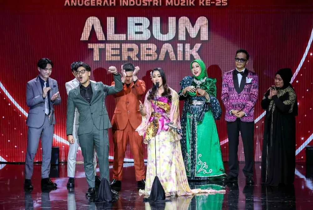 Album RE.HAB nyanyian Aishah Retno (empat dari kanan) dinobatkan Album Terbaik pada malam Anugerah Industri Muzik (AIM) ke-25 yang berlangsung di Pusat Konvensyen Borneo Kuching. Foto Bernama 