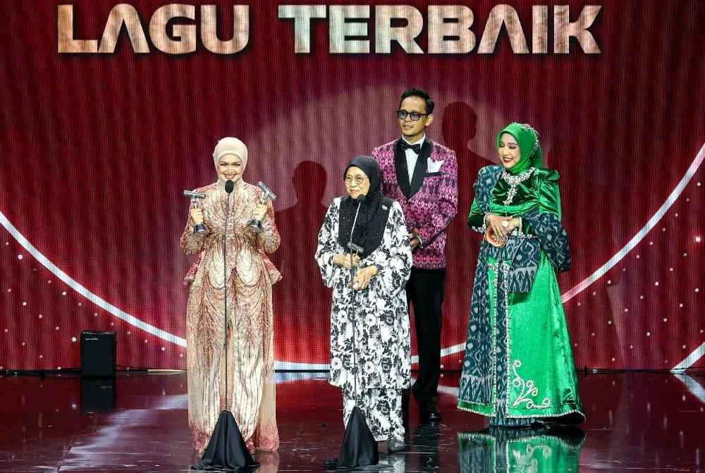 Lagu 'Pesanan But Diri' nyanyian Siti Nurhaliza (kiri) memenangi anugerah Lagu Terbaik pada malam Anugerah Industri Muzik (AIM) ke-25 yang berlangsung di Pusat Konvensyen Borneo Kuching. Foto Bernama