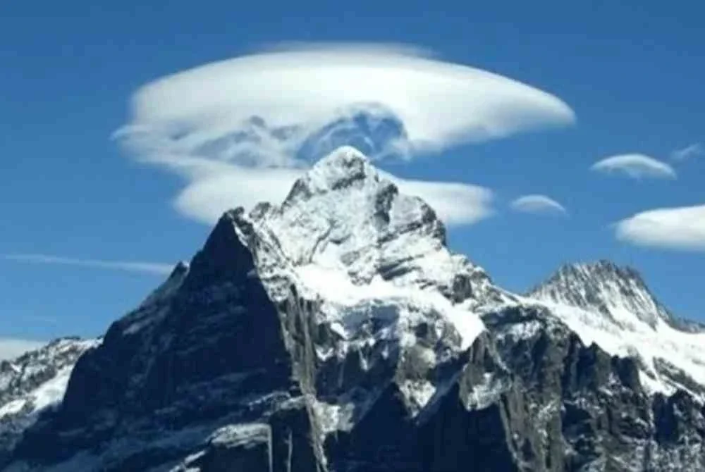 Glasier tropika di Papua mempunyai nilai saintifik yang unik kerana ia merupakan tinggalan ais tropika terakhir di antara banjaran Andes dan Himalaya. - Foto X/@BiLLRaY2019