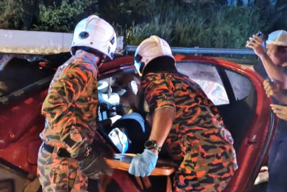 Anggota bomba menjalankan operasi dengan melakukan penilaian awal sebelum mengaplikasikan konsep SAVER bagi mengeluarkan mangsa yang tersepit di dalam kenderaan menggunakan pengusung. Foto JBPM Perak