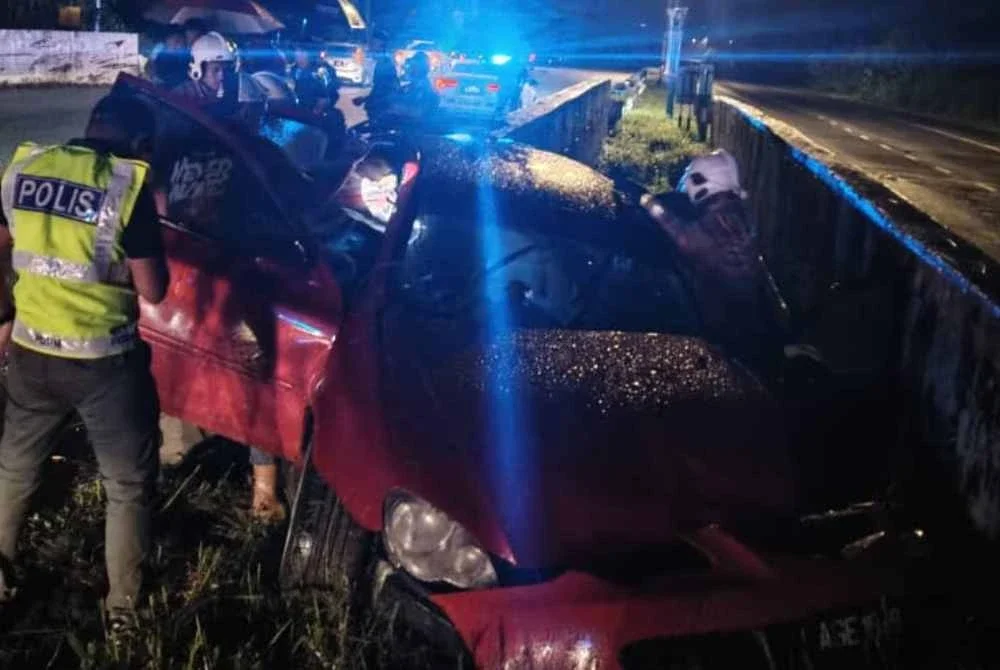 Dalam kejadian dilaporkan jam 12.08 tengah malam itu, mangsa disahkan meninggal dunia di lokasi oleh pegawai perubatan KKM. Foto JBPM Perak