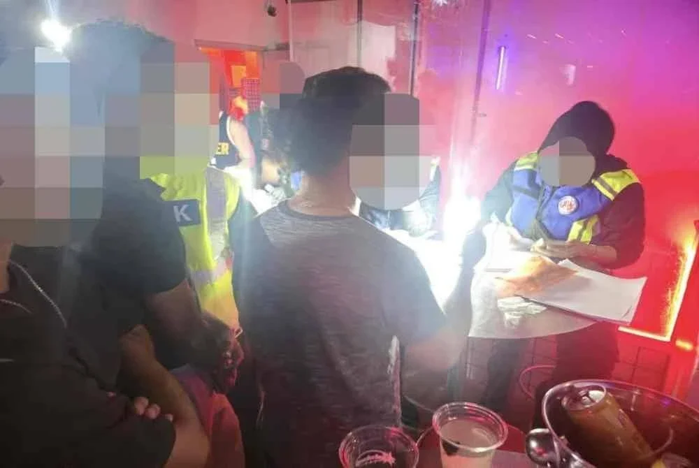 Antara individu yang diperiksa JIM dalam operasi di sebuah pusat hiburan pada Sabtu.