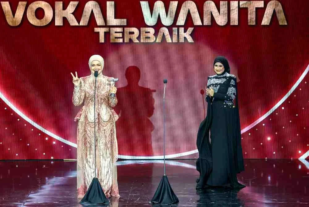 Siti Nurhaliza (kiri) memenangi anugerah Vokal Wanita Terbaik pada malam Anugerah Industri Muzik (AIM) ke-25 yang berlangsung di Pusat Konvensyen Borneo Kuching. Foto Bernama