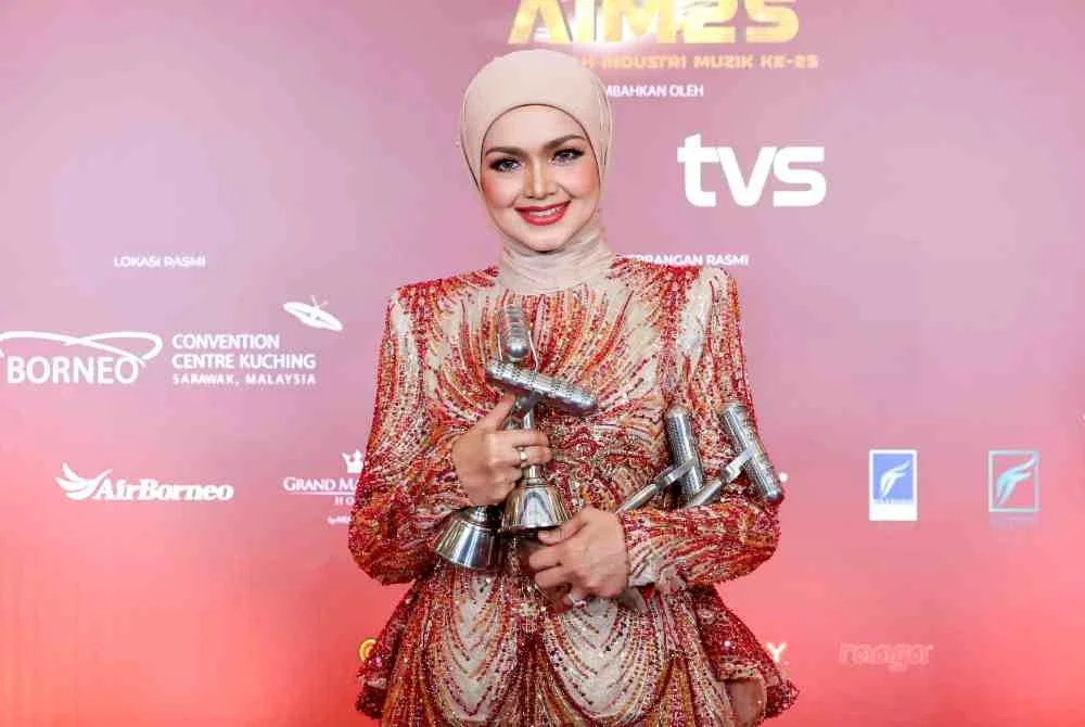 Siti Nurhaliza bersama trofi yang dimenanginya pada Anugerah Industri Muzik (AIM) ke-25 yang berlangsung di Pusat Konvensyen Borneo Kuching. Foto Bernama