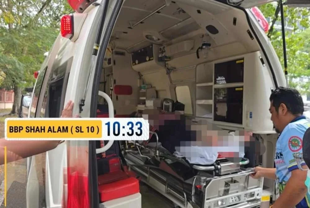 Seorang pemandu MPV Toyota Avanza cedera selepas kenderaan dipandu terbabas dan melanggar pokok Seksyen 31 Persiaran Anggerik Vanilla, Kota Kemuning di Shah Alam pada Ahad. Foto: JBPM SELANGOR