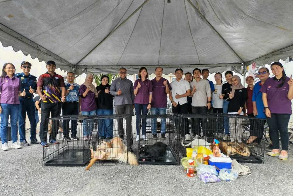 Sandrea (lapan dari kiri) ketika hadir merasmikan program Perak Pawsitive@Tanjung Malim di Klinik Haiwan dan Surgeri Tanjung Malim pada Sabtu.