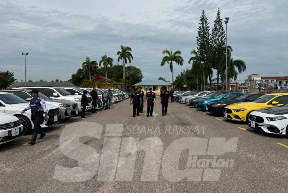 Pelbagai kenderaan mewah yang tamat tempoh cukai jalan dan tidak diperbaharui insurans disita pihak JPJ dalam Ops Luxury.