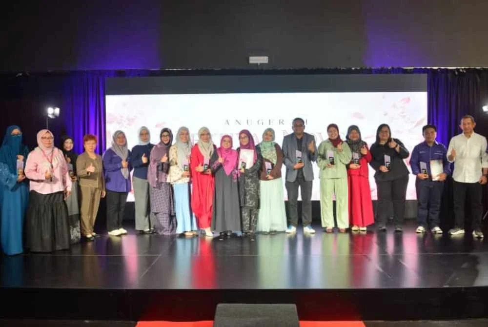 Firdaus (dua dari kiri) bergambar bersama pemenang Anugerah Festival Novel 2026.