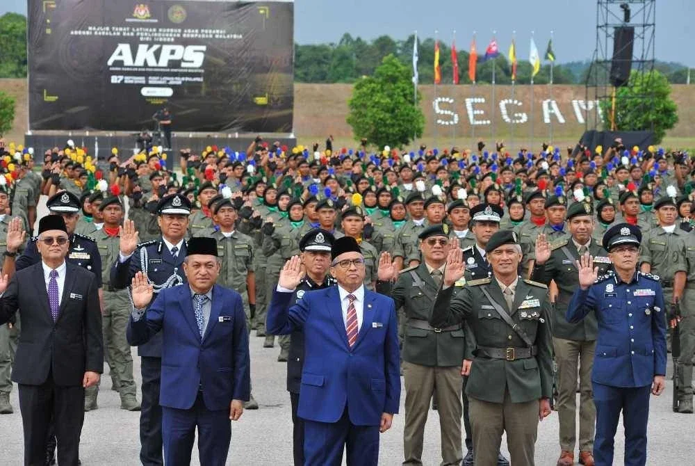 Shamsul Azri (barisan depan, tengah) pada Majlis Tamat Latihan Kursus Asas Pegawai AKPS di PULAPOL Segamat pada Ahad.