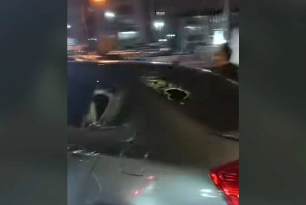 Tangkap layar rakaman video tular memaparkan pengadu disyaki dipukul tiga individu di Ampang Jaya pada Sabtu.