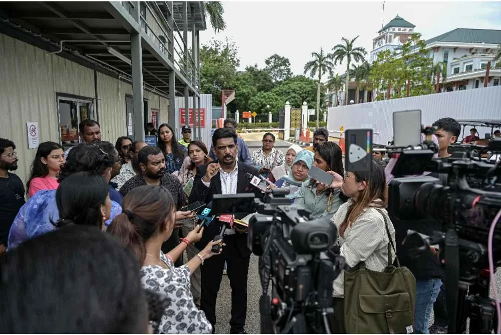 Wakil keluarga mangsa, Dr R Manivannan ketika ditemui pengamal media selepas menghadiri sesi taklimat mengenai 55 rakyat Malaysia yang masih hilang dalam kejadian banjir kilat glasier di Nepal di Wisma Putra hari ini. - Foto: Bernama
