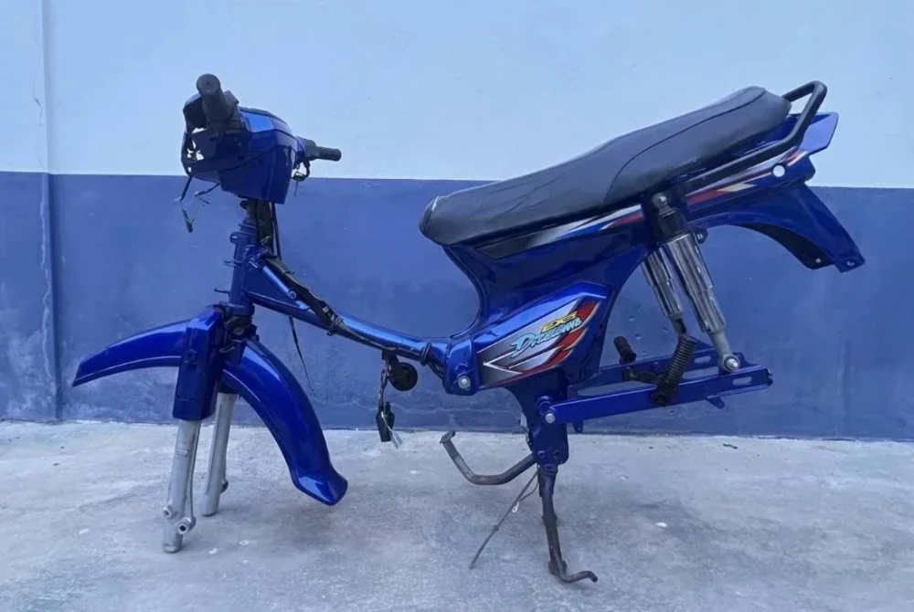 Rangka motosikal yang ditemui susulan tangkapan lima lelaki di Bachok. Foto PDRM