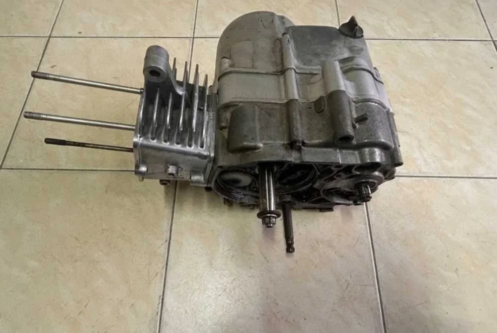Komponen motosikal curi yang dirampas. Foto PDRM
